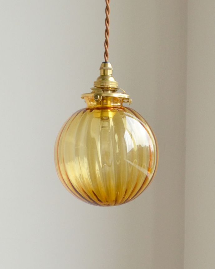 ペンダントライト 照明・ライティング ストライプ入りのガラスボール(アンバー)、ペンダントライト(コード・シャンデリア球・ギャラリーA付き)。シェードは、手作りのため多少、誤差があったり、気泡やキズ、汚れが入っている場合もあります。(pl-120)