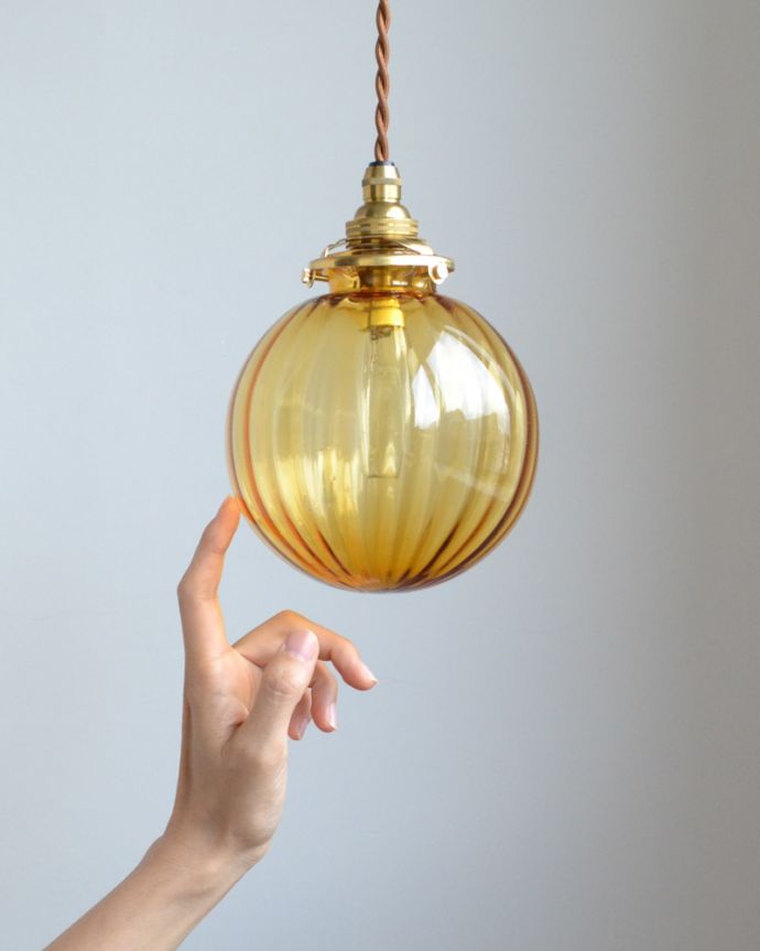 ペンダントライト 照明・ライティング ストライプ入りのガラスボール(アンバー)、ペンダントライト(コード・シャンデリア球・ギャラリーA付き)。丸い形のシェードは、バランスが取りやすいので、3〜5個ほど多めに並べて使いたい方にもおススメです。(pl-120)