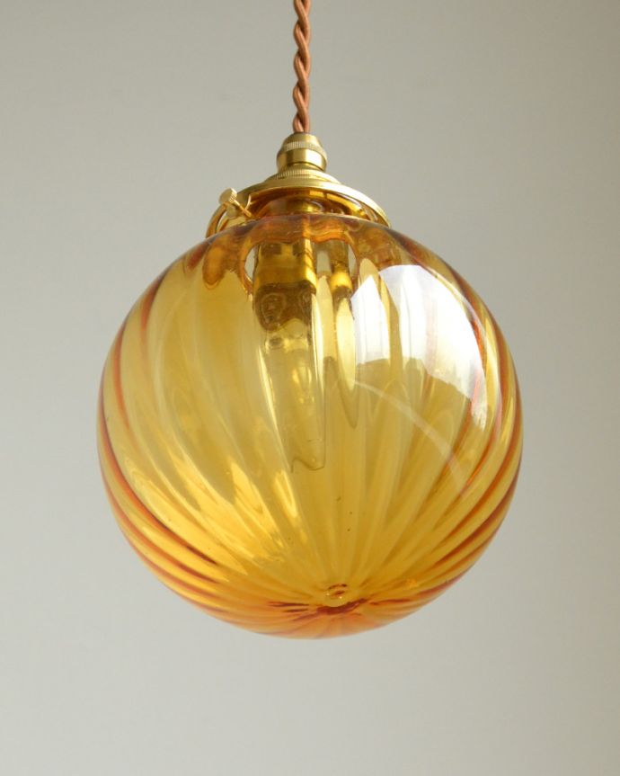 ペンダントライト 照明・ライティング ストライプ入りのガラスボール(アンバー)、ペンダントライト(コード・シャンデリア球・ギャラリーA付き)。ふと見上げたときのシルエットも素敵です。(pl-120)