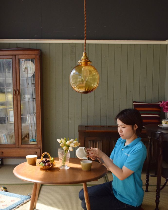 ペンダントライト 照明・ライティング ストライプ入りのガラスボール(アンバー)、ペンダントライト(コード・シャンデリア球・ギャラリーA付き)。アンバー色がとっても可愛いです。(pl-120)