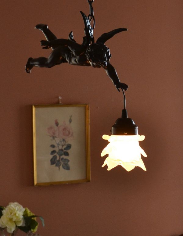 ペンダントライト　照明・ライティング　アンティーク風エンジェルペンダントランプ（ホワイト）。存在感のある素敵なペンダントランプです。(pl-121)