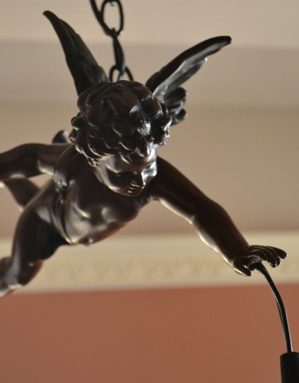 ペンダントライト　照明・ライティング　アンティーク風エンジェルペンダントランプ（ホワイト）。表情まで繊細にデザインされたエンジェルです。(pl-121)