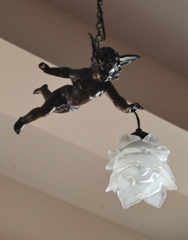 ペンダントライト　照明・ライティング　アンティーク風エンジェルペンダントランプ（ホワイト）。下から見上げても素敵なデザインにうっとりです。(pl-121)