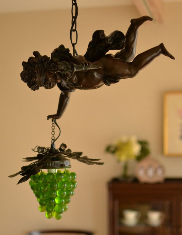 ペンダントライト　照明・ライティング　アンティーク風エンジェルペンダントランプ（葡萄）（電球セット）。存在感のある素敵なペンダントランプです。(pl-122)