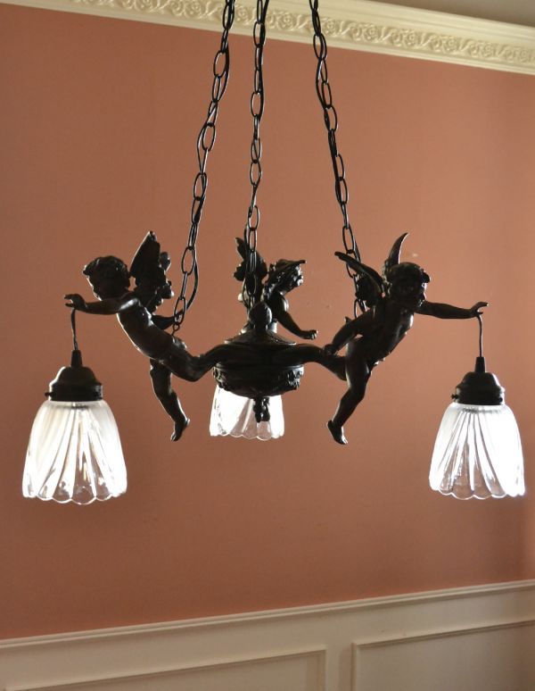 照明・ライティング　アンティーク風エンジェルペンダント３灯ランプ（ホワイト）。存在感のある素敵なペンダントランプです。(pl-123)
