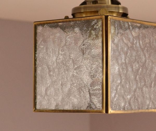 ペンダントライト　照明・ライティング　立方体型がお洒落、フレスコガラスのシーリングライト（電球セット）。ゴールドカラーの縁どりは高級感も感じさせてくれます。(pl-128)