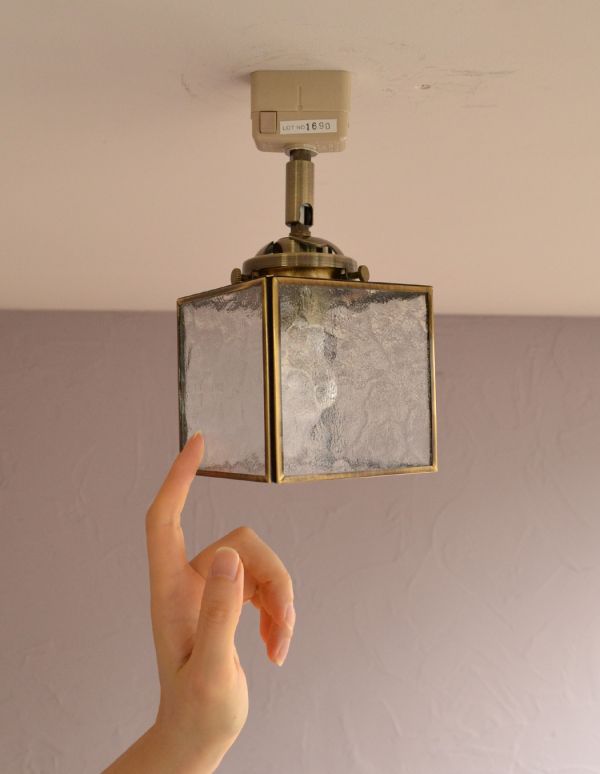 ペンダントライト　照明・ライティング　立方体型がお洒落、フレスコガラスのシーリングライト（電球セット）。シェードは、手作りのため多少、誤差があったり、気泡やキズ、汚れが入っている場合もあります。(pl-128)