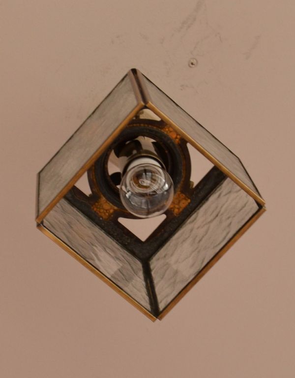 ペンダントライト　照明・ライティング　立方体型がお洒落、フレスコガラスのシーリングライト（電球セット）。角度が調整できるデザインです。(pl-128)