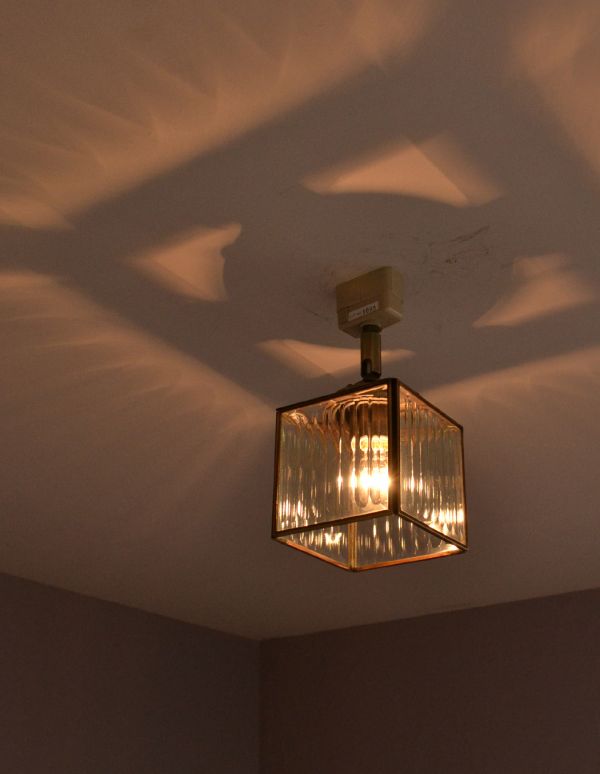 ペンダントライト　照明・ライティング　立方体型がお洒落、ストライプガラスのシーリングライト（電球セット）。天井や壁に映りだされる陰影も美しく、夜が来るのが待ち遠しくなってしまうシーリングライトです。(pl-129)