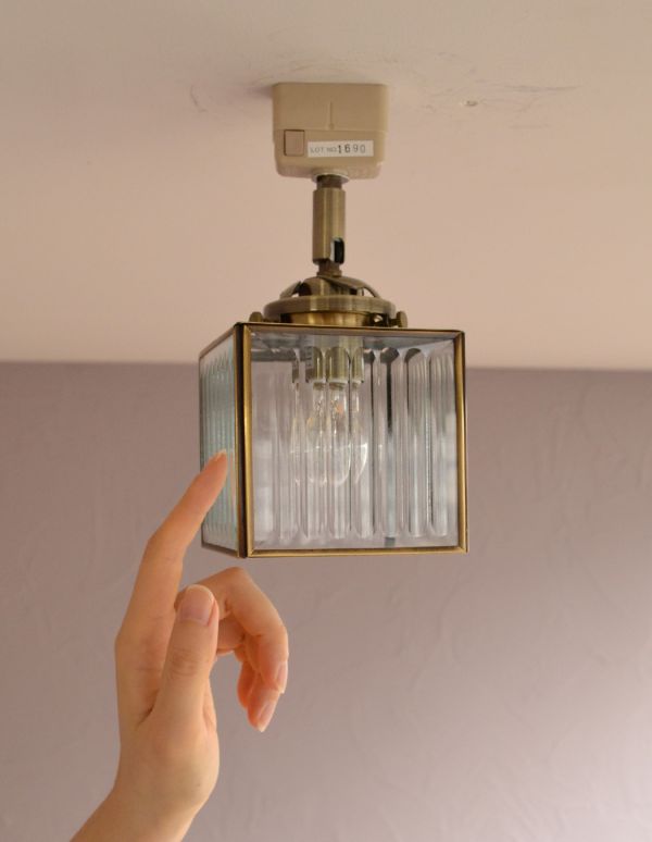 ペンダントライト　照明・ライティング　立方体型がお洒落、ストライプガラスのシーリングライト（電球セット）。シェードは、手作りのため多少、誤差があったり、気泡やキズ、汚れが入っている場合もあります。(pl-129)