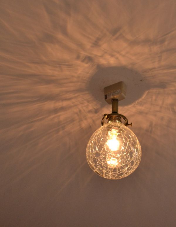 ペンダントライト 照明・ライティング アンティーク風のシーリングライト、クラック入りのガラスボール(電球セット)。天井や壁に映りだされる陰影も美しく、夜が来るのが待ち遠しくなってしまうシーリングライトです。(pl-130)