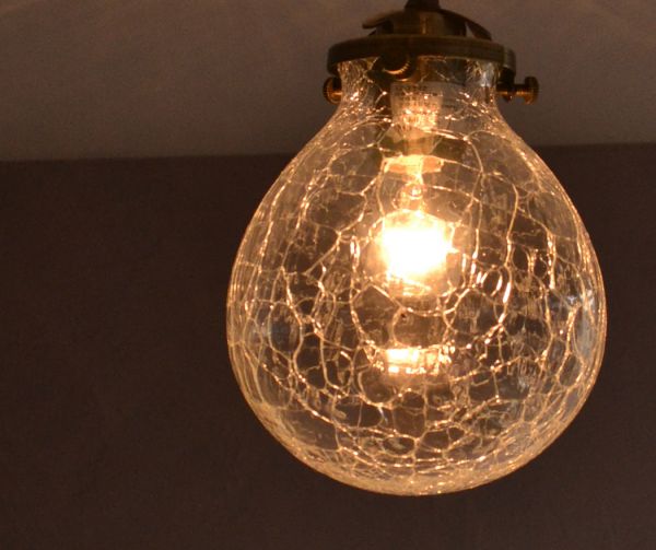 ペンダントライト 照明・ライティング アンティーク風のシーリングライト、クラック入りのガラスボール(電球セット)。明かりを点けるとクラックに反射してより綺麗に灯ります。(pl-130)