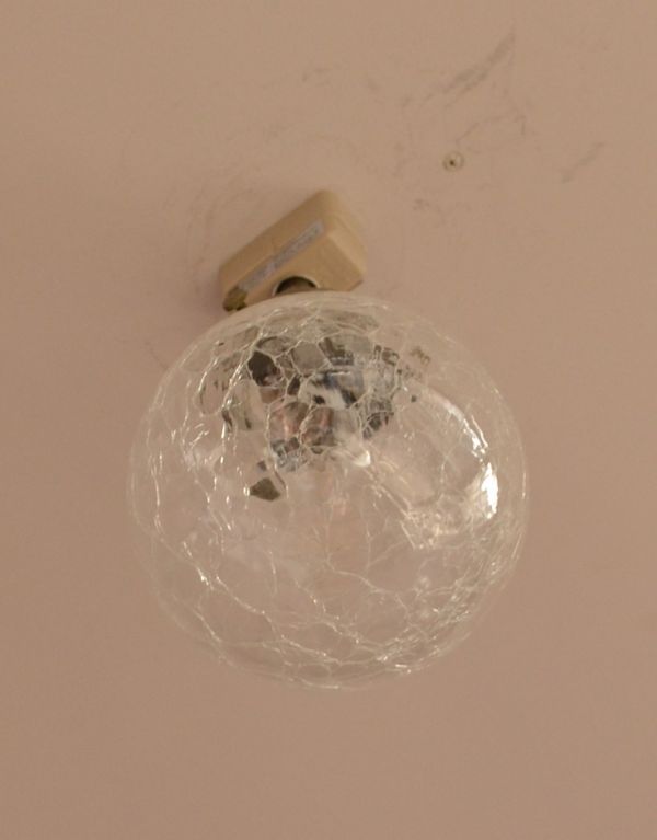ペンダントライト 照明・ライティング アンティーク風のシーリングライト、クラック入りのガラスボール(電球セット)。角度が調整できるデザインです。(pl-130)