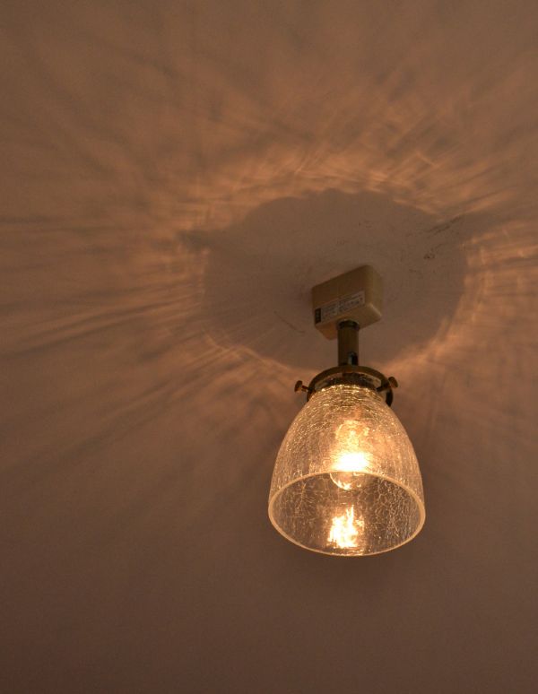 ペンダントライト 照明・ライティング クラックガラスのアンティーク風のシーリングライト(電球セット)。天井や壁に映りだされる陰影も美しく、夜が来るのが待ち遠しくなってしまうシーリングライトです。(pl-131)