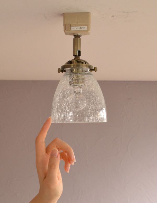 ペンダントライト 照明・ライティング クラックガラスのアンティーク風のシーリングライト(電球セット)。シェードは、手作りのため多少、誤差があったり、気泡やキズ、汚れが入っている場合もあります。(pl-131)