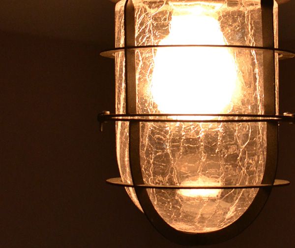 ペンダントライト　照明・ライティング　クラックガラスのアンティーク風のペンダントライト（レトロなデッキライト）（Ｅ26丸球付）。明かりを点けるとクラックに反射してより綺麗に灯ります。(pl-134)