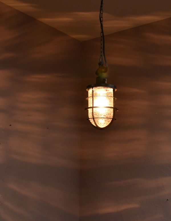 ペンダントライト　照明・ライティング　クラックガラスのアンティーク風のペンダントライト（レトロなデッキライト）（Ｅ26丸球付）。天井や壁に映りだされる陰影も美しく、夜が来るのが待ち遠しくなってしまうペンダントライトです。(pl-134)