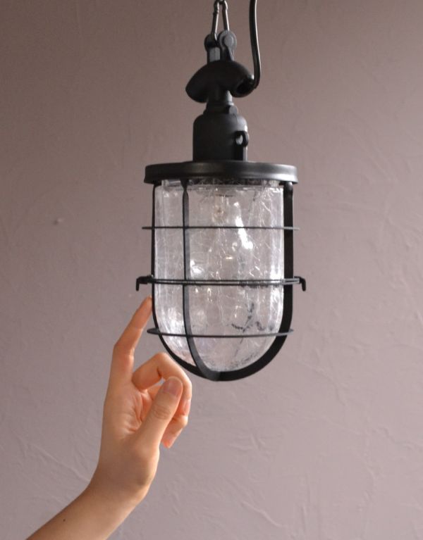 ペンダントライト　照明・ライティング　クラックガラスのアンティーク風のペンダントライト（レトロなデッキライト）（Ｅ26丸球付）。シェードは、手作りのため多少、誤差があったり、気泡やキズ、汚れが入っている場合もあります。(pl-134)