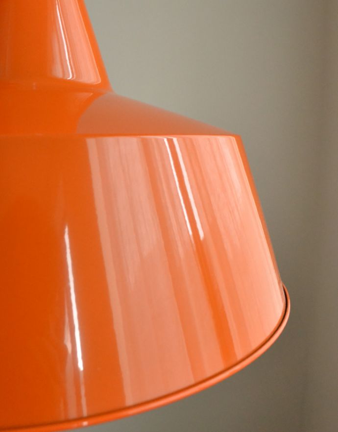 照明・ライティング　レトロな雰囲気のホウロウペンダントライト（オレンジ）２灯タイプ、ナツメ球付。お部屋が明るくなるオレンジカラーです。(pl-135)