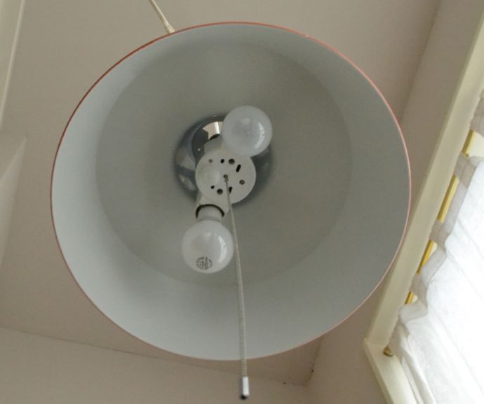 照明・ライティング　レトロな雰囲気のホウロウペンダントライト（オレンジ）２灯タイプ、ナツメ球付。内側はホワイトカラーです。(pl-135)