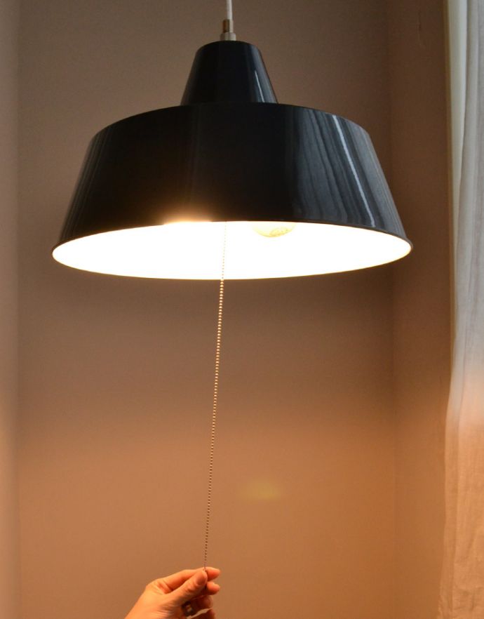 照明・ライティング　レトロな雰囲気のホウロウペンダントライト（ネイビー）２灯タイプ、ナツメ球付。壁に電気スイッチがないお部屋でも使っていただけるチェーン付きです。(pl-136)