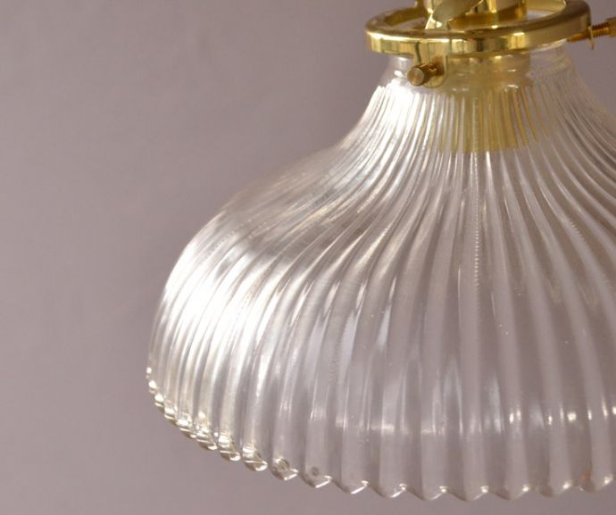 ペンダントライト 照明・ライティング ガラスシェードのペンダントライト(ゴールドのチェーンコードセット付き)。シェードは、手作りのため多少、誤差があったり、気泡やキズ、汚れが入っている場合もあります。(pl-141)