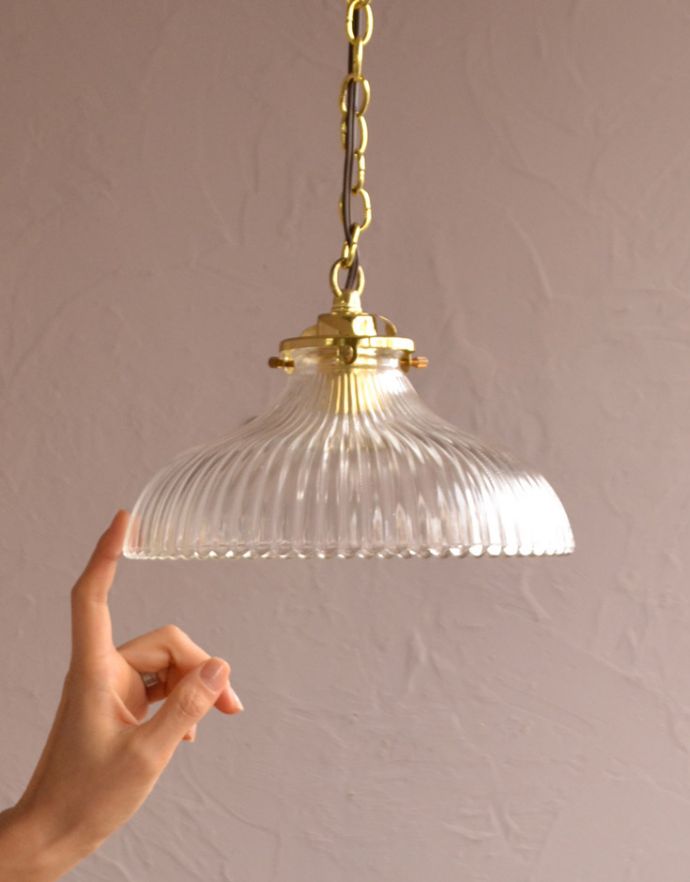 ペンダントライト 照明・ライティング ガラスシェードのペンダントライト(ゴールドのチェーンコードセット付き)。透明なガラスに入った縦のラインは、独特の光の表情を楽しむことができます。(pl-141)