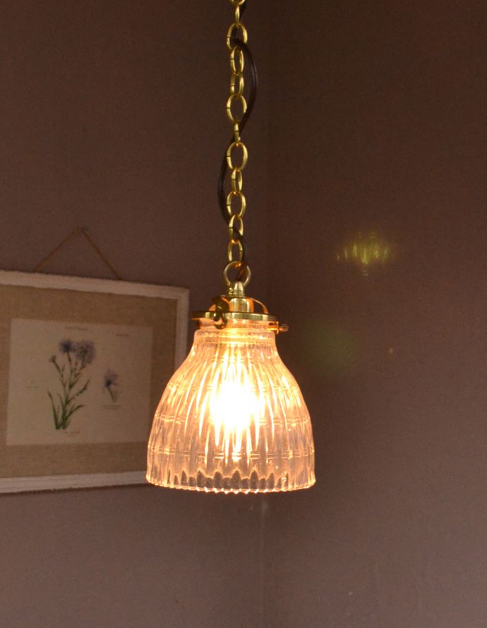 ペンダントライト　照明・ライティング　ガラスシェードのペンダントライト（ゴールドのチェーンコードセット付き・シャンデリア球）。あたたかい光がお部屋を包み込みます。(pl-142)