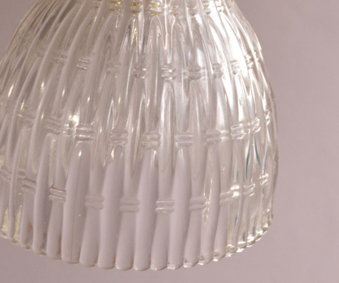 ペンダントライト　照明・ライティング　ガラスシェードのペンダントライト（ゴールドのチェーンコードセット付き・シャンデリア球）。シェードは、手作りのため多少、誤差があったり、気泡やキズ、汚れが入っている場合もあります。(pl-142)