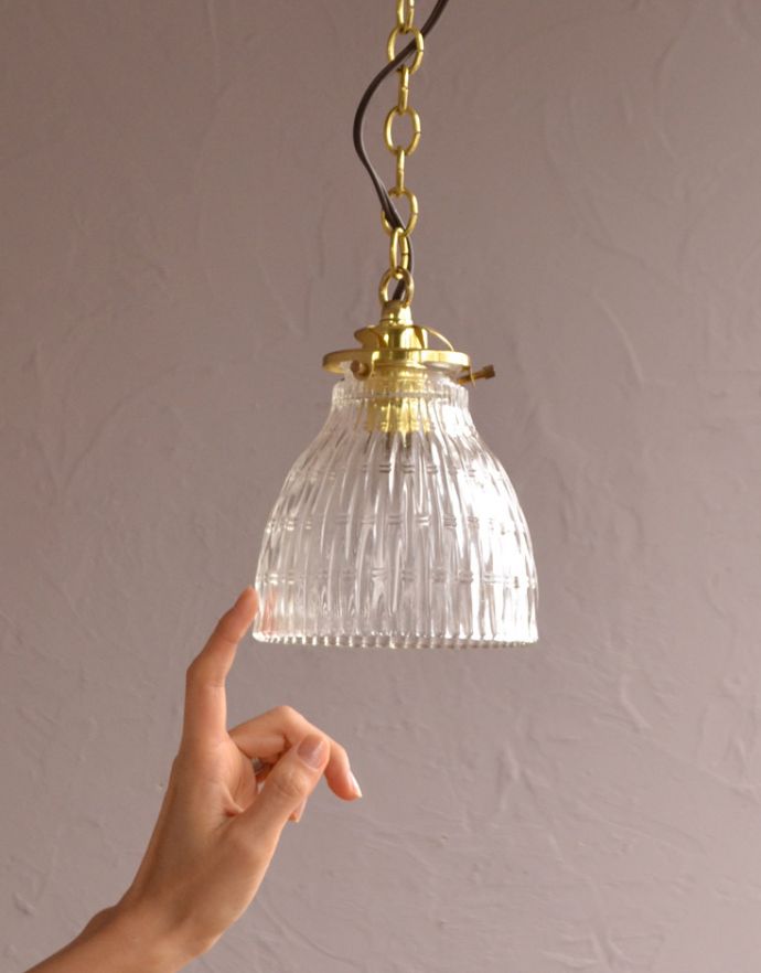 ペンダントライト　照明・ライティング　ガラスシェードのペンダントライト（ゴールドのチェーンコードセット付き・シャンデリア球）。透明なガラスに入った縦のラインは、独特の光の表情を楽しむことができます。(pl-142)