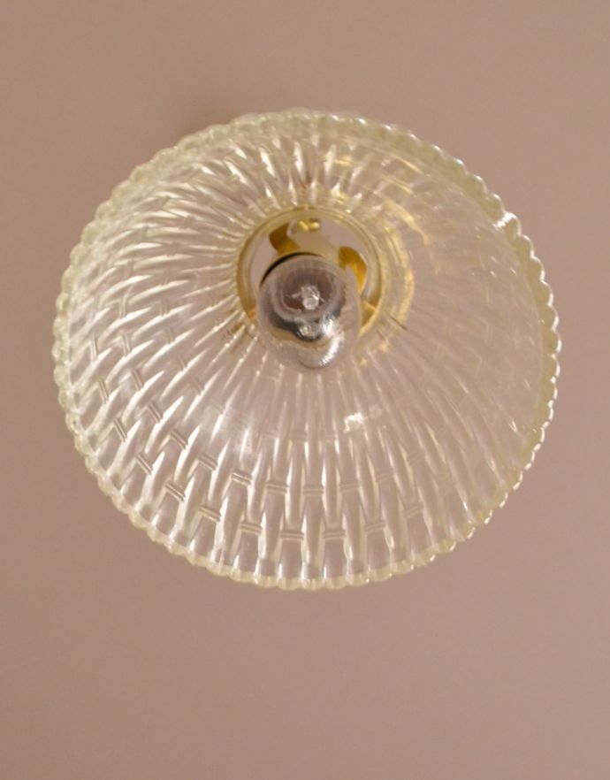 ペンダントライト　照明・ライティング　ガラスシェードのペンダントライト（ゴールドのチェーンコードセット付き・シャンデリア球）。下から見上げても素敵なデザインにうっとりです。(pl-142)