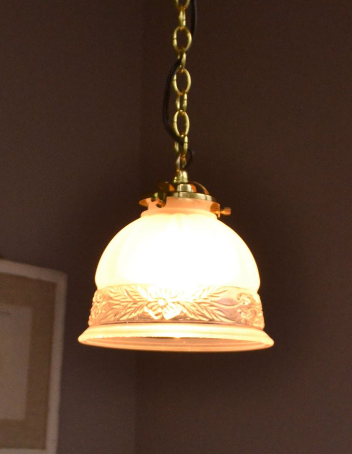 ペンダントライト　照明・ライティング　ガラスシェードのペンダントライトト（ゴールドのチェーンコードセット付き・シャンデリア球）。あたたかい光がお部屋を包み込みます。(pl-144)