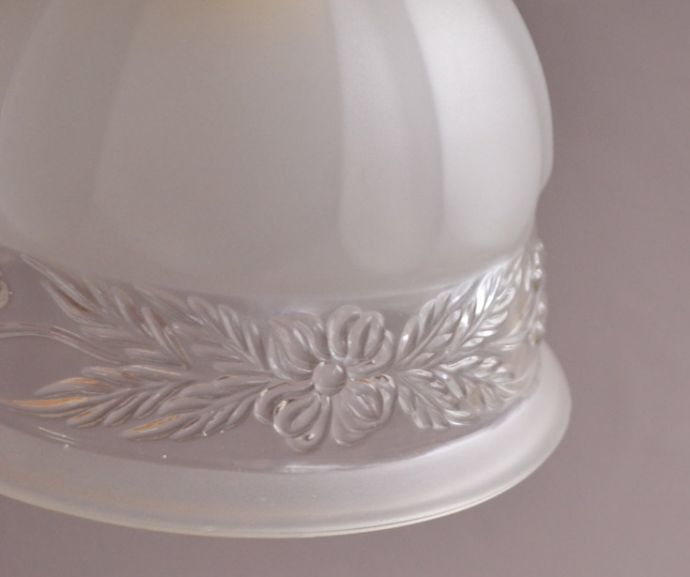 ペンダントライト　照明・ライティング　ガラスシェードのペンダントライトト（ゴールドのチェーンコードセット付き・シャンデリア球）。シェードは、手作りのため多少、誤差があったり、気泡やキズ、汚れが入っている場合もあります。(pl-144)