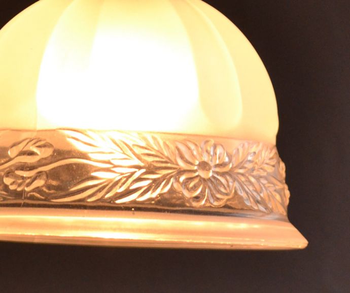 ペンダントライト　照明・ライティング　ガラスシェードのペンダントライトト（ゴールドのチェーンコードセット付き・シャンデリア球）。お花のデザインが可愛いガラスシェードです。(pl-144)