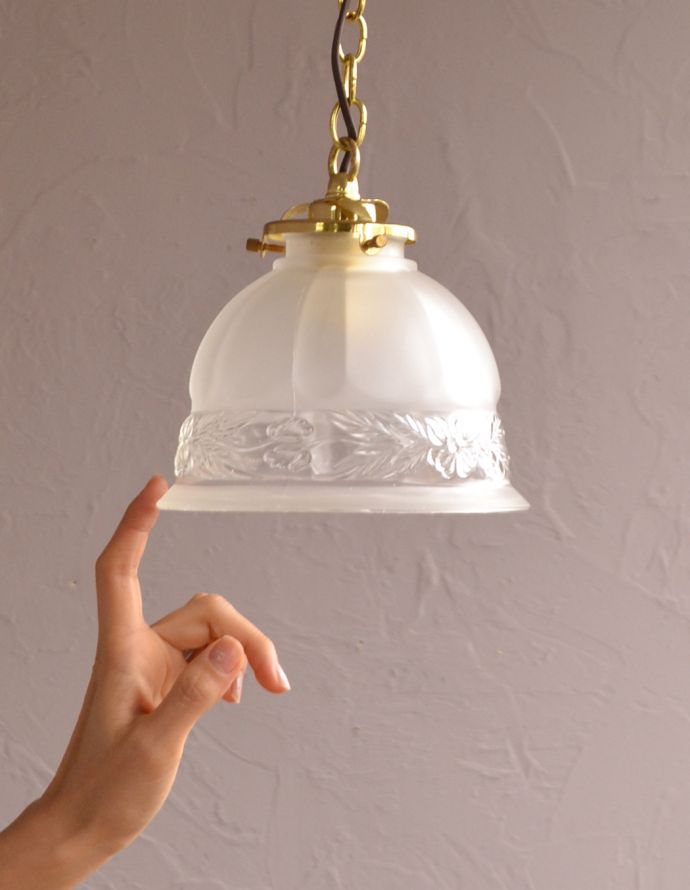 ペンダントライト　照明・ライティング　ガラスシェードのペンダントライトト（ゴールドのチェーンコードセット付き・シャンデリア球）。毎日いるお部屋が照明1つで一気にイメージチェンジできますよ。(pl-144)