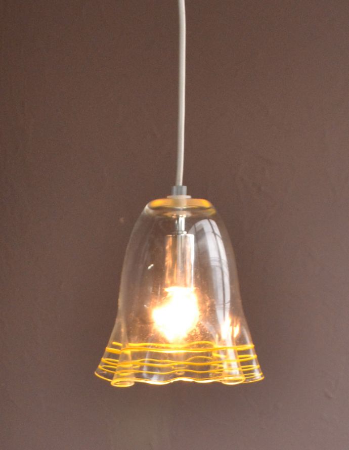 ペンダントライト 照明・ライティング イエローのラインがアクセント、クリアガラスのペンダントライト(コードセット・電球なし・ギャラリーなし)。やわらかなシルエットです。(pl-145)