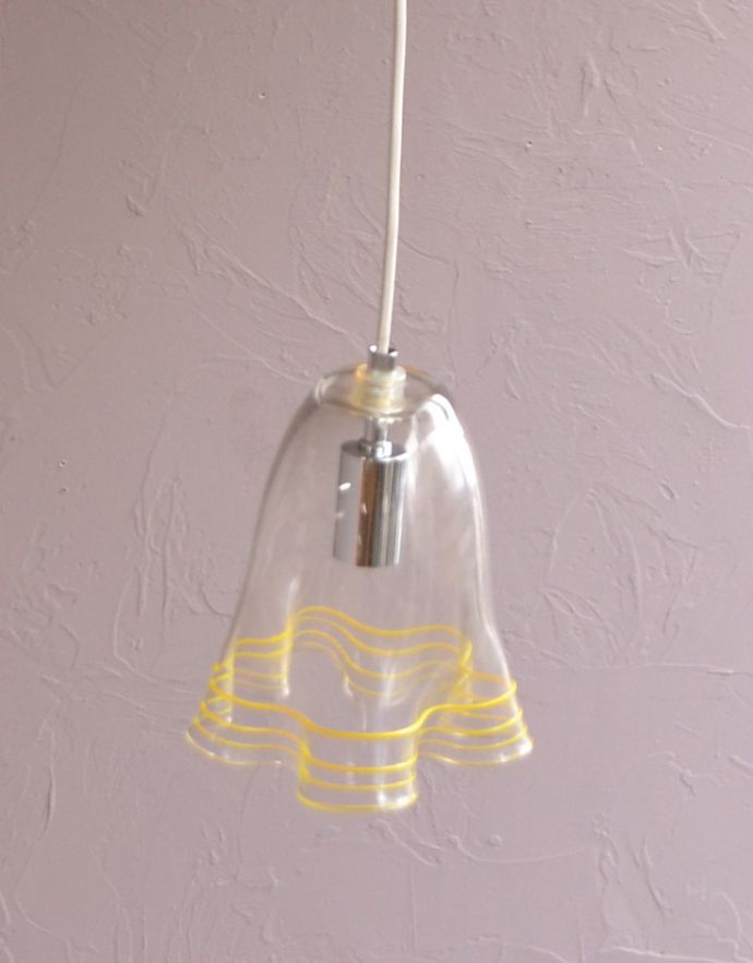 ペンダントライト 照明・ライティング イエローのラインがアクセント、クリアガラスのペンダントライト(コードセット・電球なし・ギャラリーなし)。【 シェードのサイズ 】幅15.5×奥行15×高さ18cm。(pl-145)