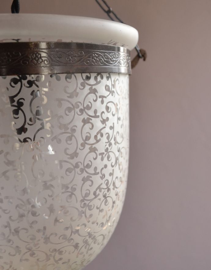 ペンダントライト　照明・ライティング　フロストグラスに植物のデザインがキレイなハンギングガラスシェード、アンティーク風ランプ（電球なし） 。シェードは、手作りのため多少、誤差があったり、気泡やキズ、汚れが入っている場合もあります。(pl-146)