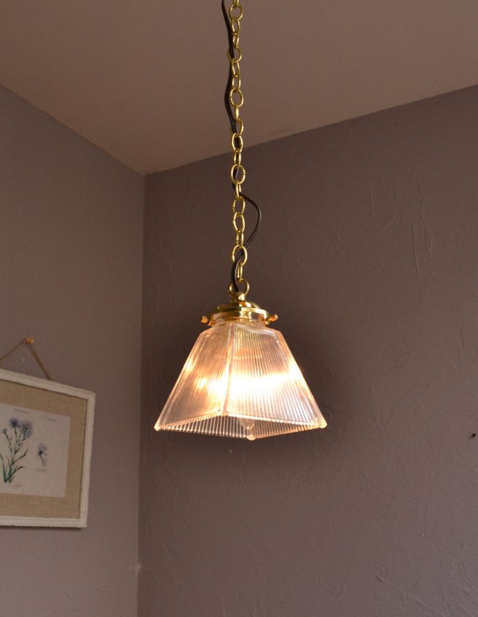 ペンダントライト　照明・ライティング　ガラスシェードのペンダントライト（ゴールドのチェーンコードセット付き・シャンデリア球）。あたたかい光がお部屋を包み込みます。(pl-151)