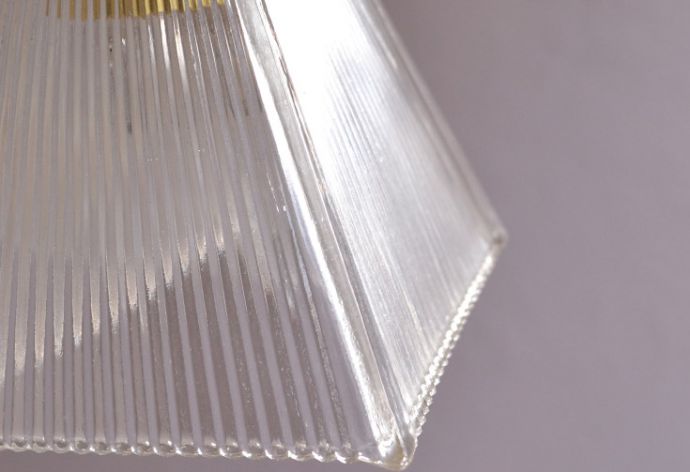 ペンダントライト　照明・ライティング　ガラスシェードのペンダントライト（ゴールドのチェーンコードセット付き・シャンデリア球）。シェードは、手作りのため多少、誤差があったり、気泡やキズ、汚れが入っている場合もあります。(pl-151)