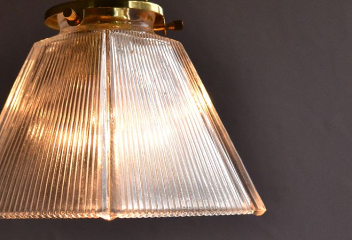 ペンダントライト　照明・ライティング　ガラスシェードのペンダントライト（ゴールドのチェーンコードセット付き・シャンデリア球）。シェードから漏れる光に癒されます。(pl-151)