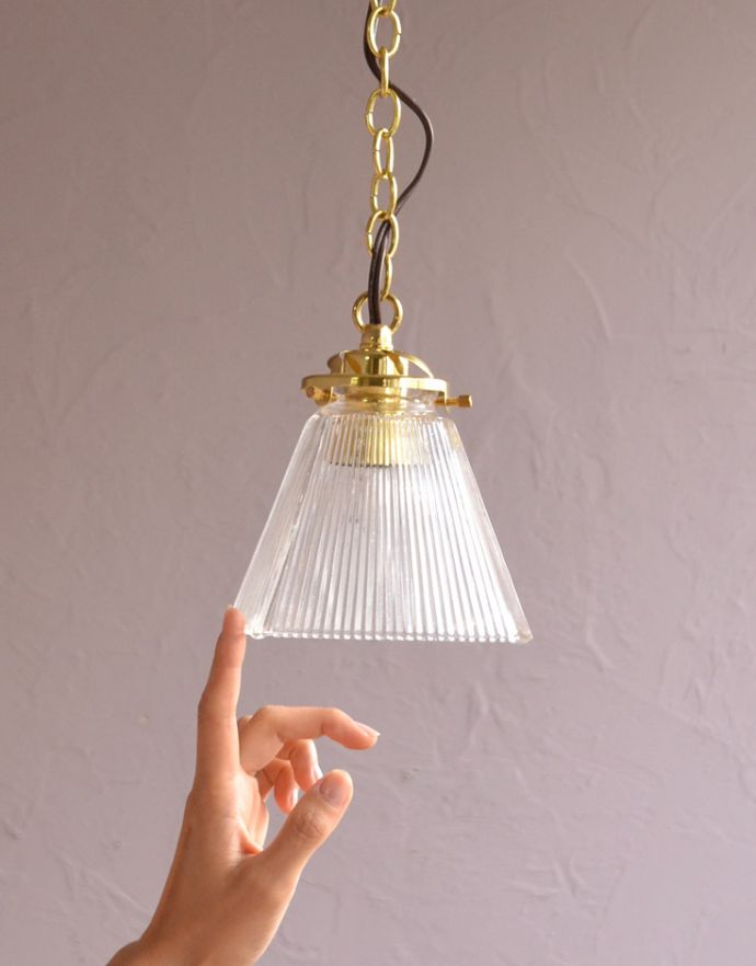 ペンダントライト　照明・ライティング　ガラスシェードのペンダントライト（ゴールドのチェーンコードセット付き・シャンデリア球）。透明なガラスに入った縦のラインは、独特の光の表情を楽しむことができます。(pl-151)