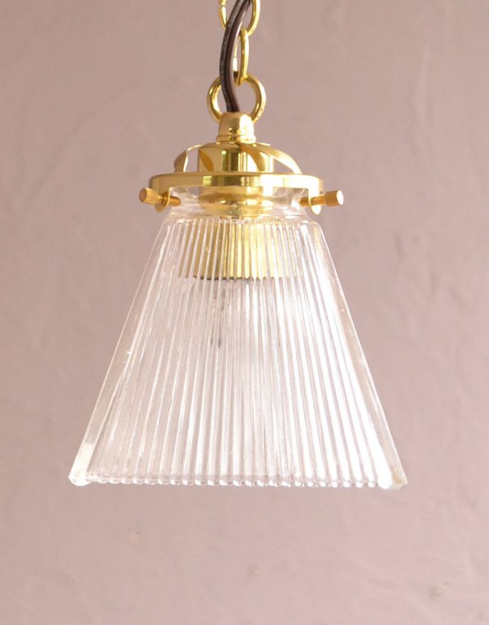 ペンダントライト　照明・ライティング　ガラスシェードのペンダントライト（ゴールドのチェーンコードセット付き・シャンデリア球）。【全体】幅12×奥行12×高さ90cm（コード含む）【 シェード 】幅12×奥行12×高さ11cm【コードの長さ】74cm。(pl-151)