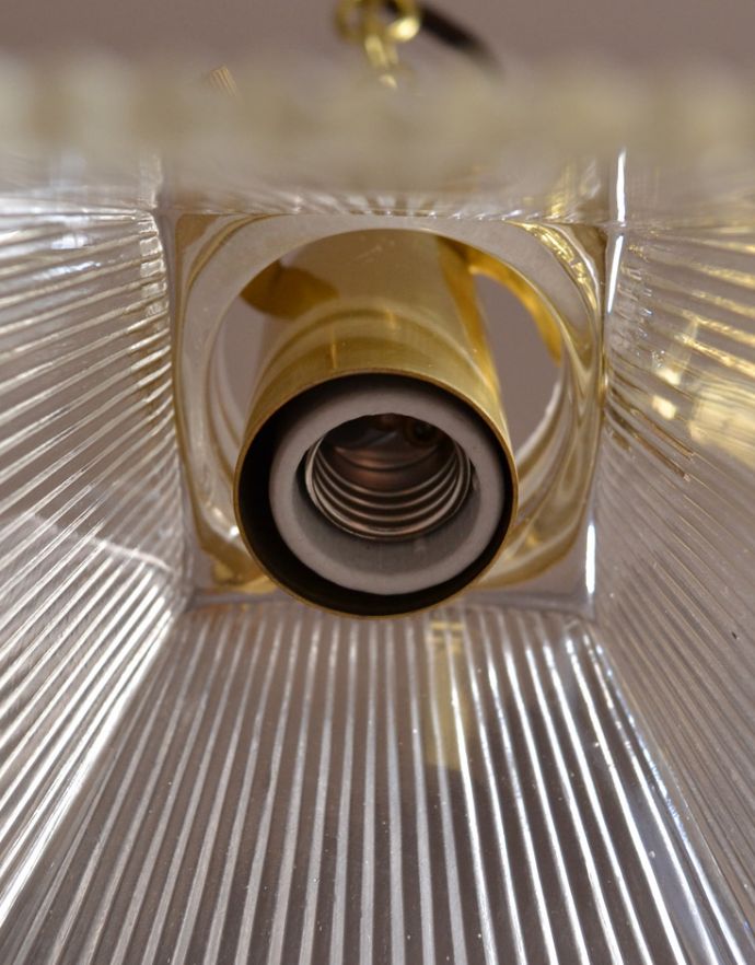 ペンダントライト　照明・ライティング　ガラスシェードのペンダントライト（ゴールドのチェーンコードセット付き・シャンデリア球）。国産球対応のランプです。(pl-151)