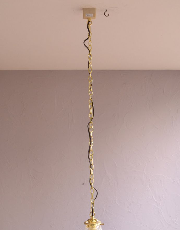 ペンダントライト　照明・ライティング　ガラスシェードのペンダントライト（ゴールドのチェーンコードセット付き・シャンデリア球）。引っ掛けシーリングのタイプに加工してお届けしますので、リビングやダイニングテーブルの上などお好きな場所に簡単に取り付けてみてください。(pl-151)