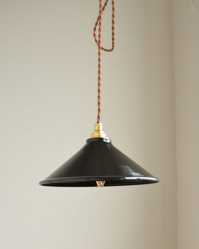 ペンダントライト 照明・ライティング ブラックの琺瑯製ペンダントライト(コードセット・電球なし・ゴールドリング2枚付き) 。ブラックのシェードはシックなお部屋のアクセントになります。(pl-154)