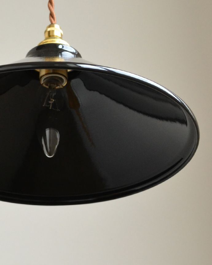 ペンダントライト 照明・ライティング ブラックの琺瑯製ペンダントライト(コードセット・電球なし・ゴールドリング2枚付き) 。在庫数が足りない場合でも、お時間を頂ければご準備出来ますので、ご希望の方はご注文の際、備考欄にご希望の数を書いてください。(pl-154)