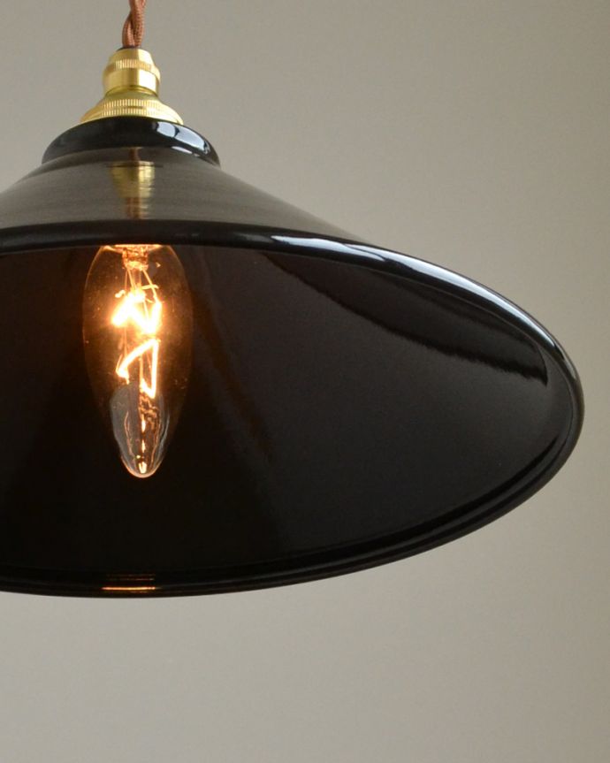ペンダントライト 照明・ライティング ブラックの琺瑯製ペンダントライト(コードセット・電球なし・ゴールドリング2枚付き) 。どこかレトロな雰囲気を感じさせるホウロウ製のペンダントシェード。(pl-154)