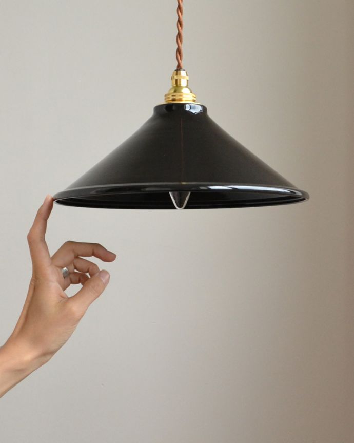 ペンダントライト 照明・ライティング ブラックの琺瑯製ペンダントライト(コードセット・電球なし・ゴールドリング2枚付き) 。ホーローの優しい雰囲気に癒されるので、毎日、夜がくるのが楽しくなります。(pl-154)