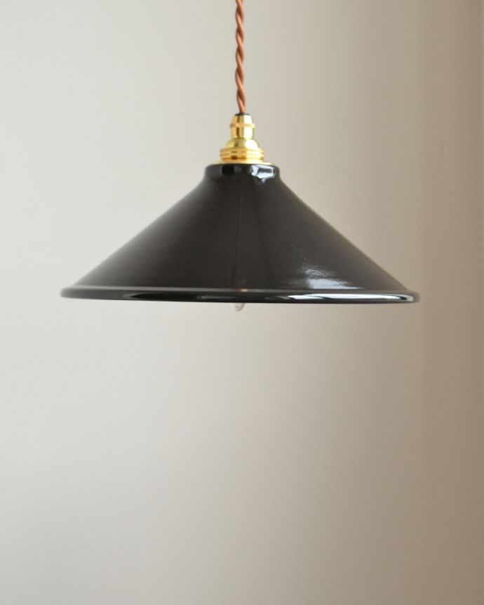 ペンダントライト 照明・ライティング ブラックの琺瑯製ペンダントライト(コードセット・電球なし・ゴールドリング2枚付き) 。ホーロー独特の優しい雰囲気に癒されるので、毎日、夜がくるのが楽しくなります。(pl-154)